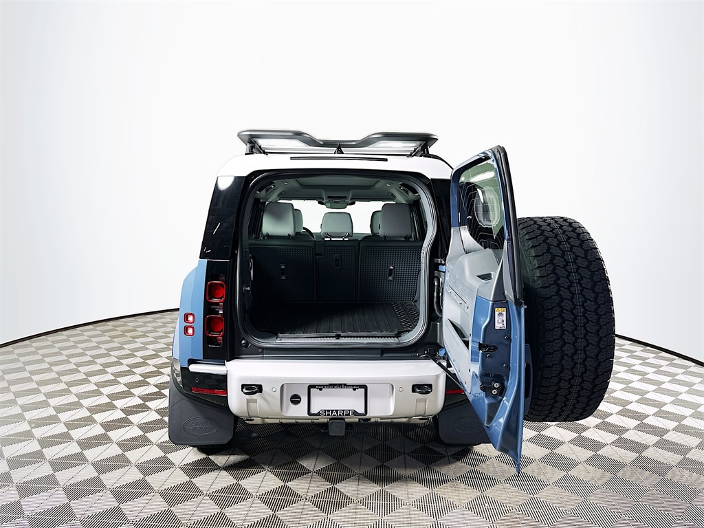 2025 Land Rover Defender 110 S photo 24