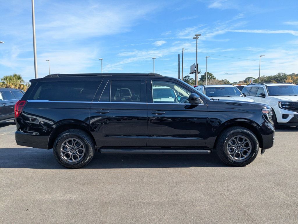2025 Ford Expedition MAX photo 3
