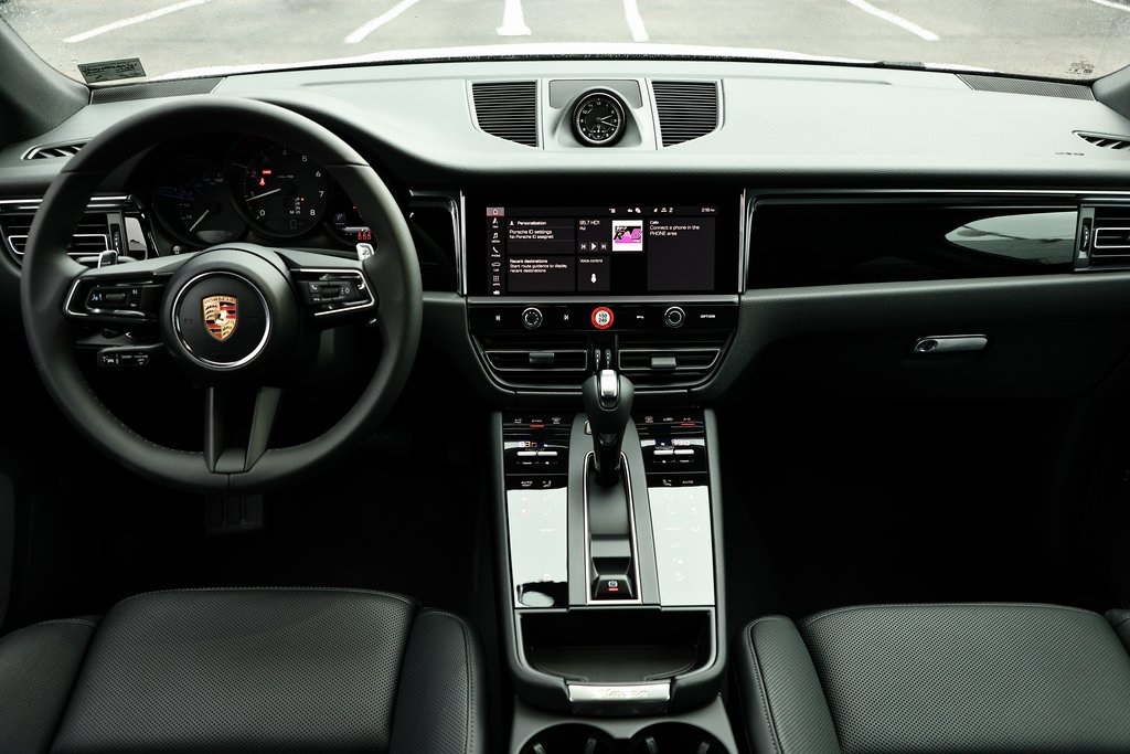 2025 Porsche Macan T photo 24