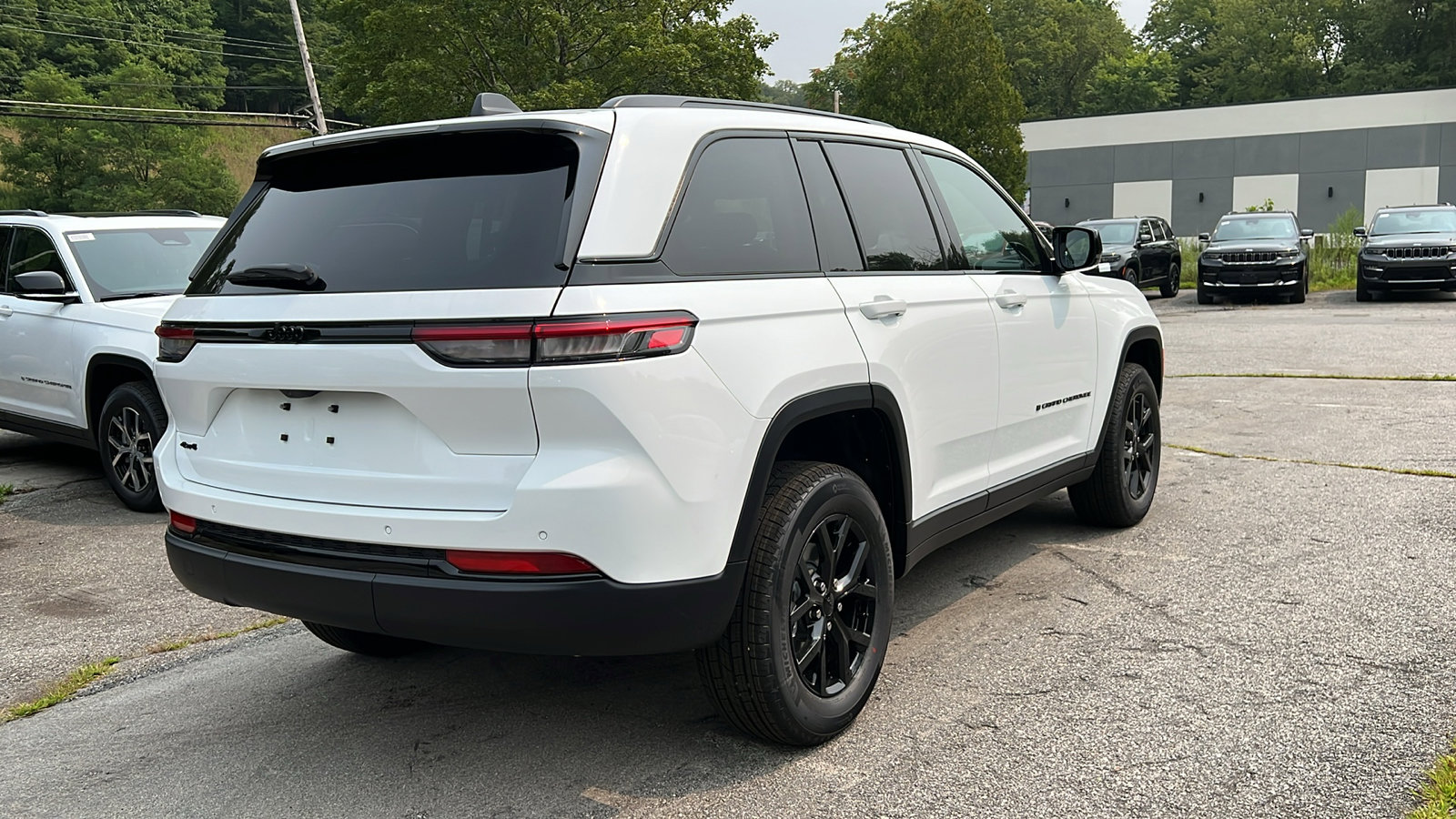 2025 Jeep Grand Cherokee Laredo photo 2