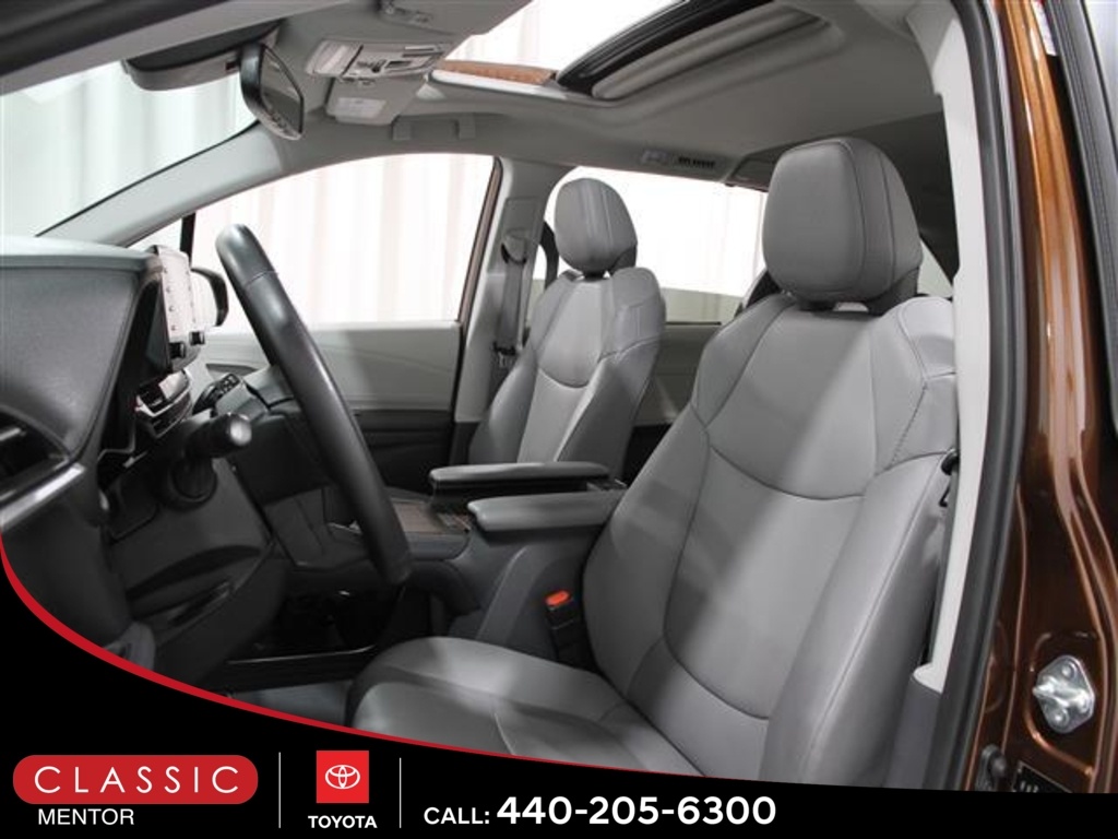 2023 Toyota Sienna XLE photo 4
