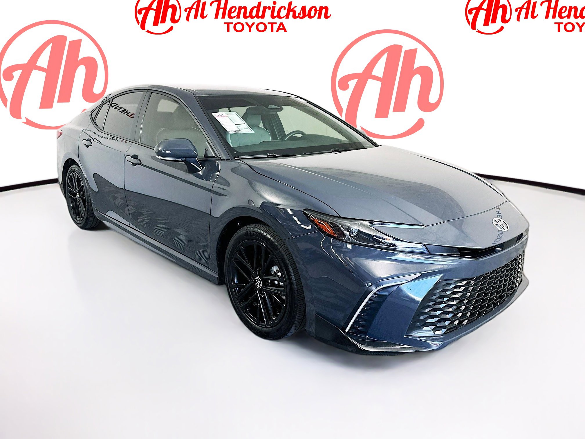 2025 Toyota Camry SE's photo