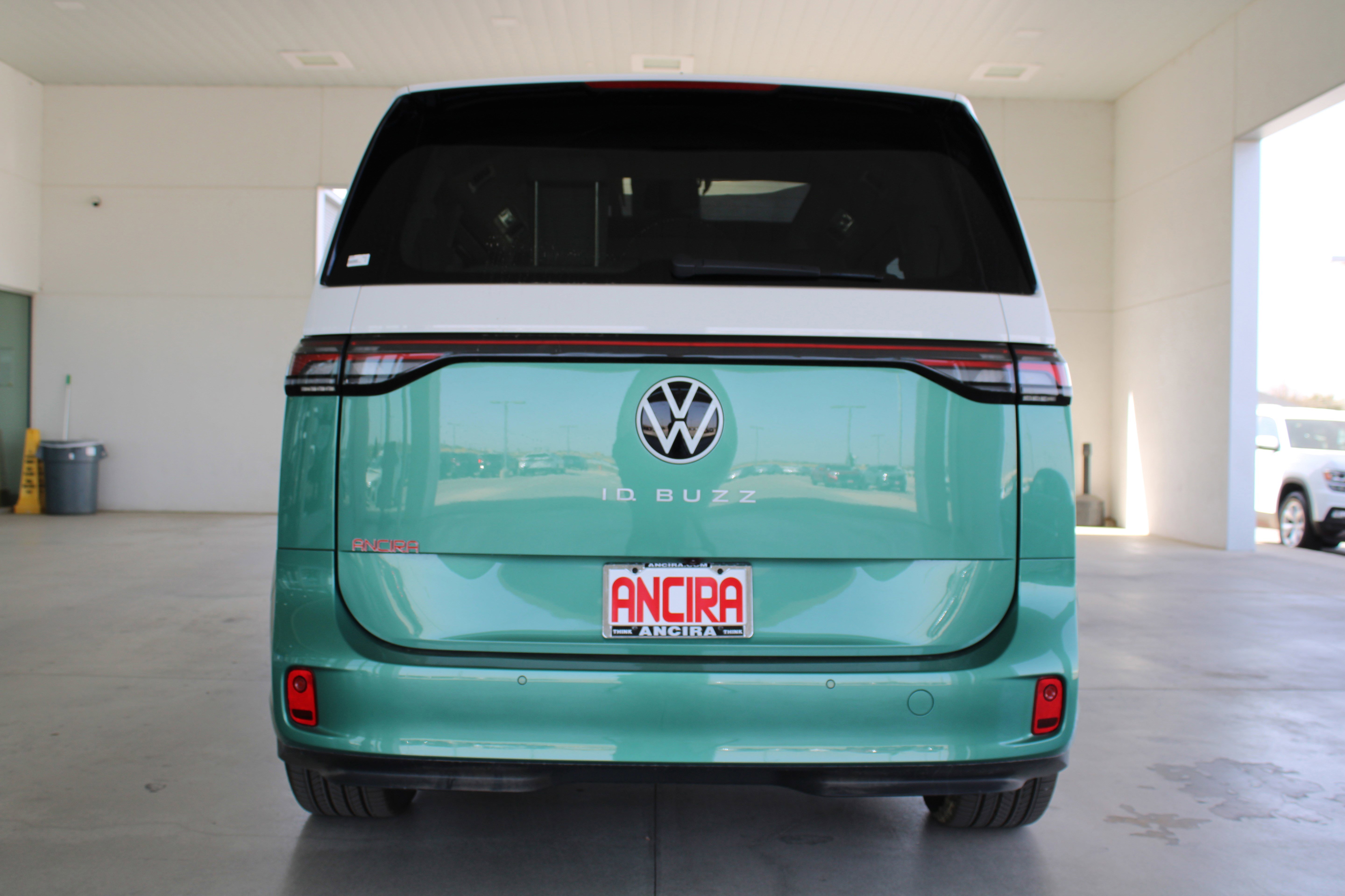 2025 Volkswagen ID. Buzz photo 2