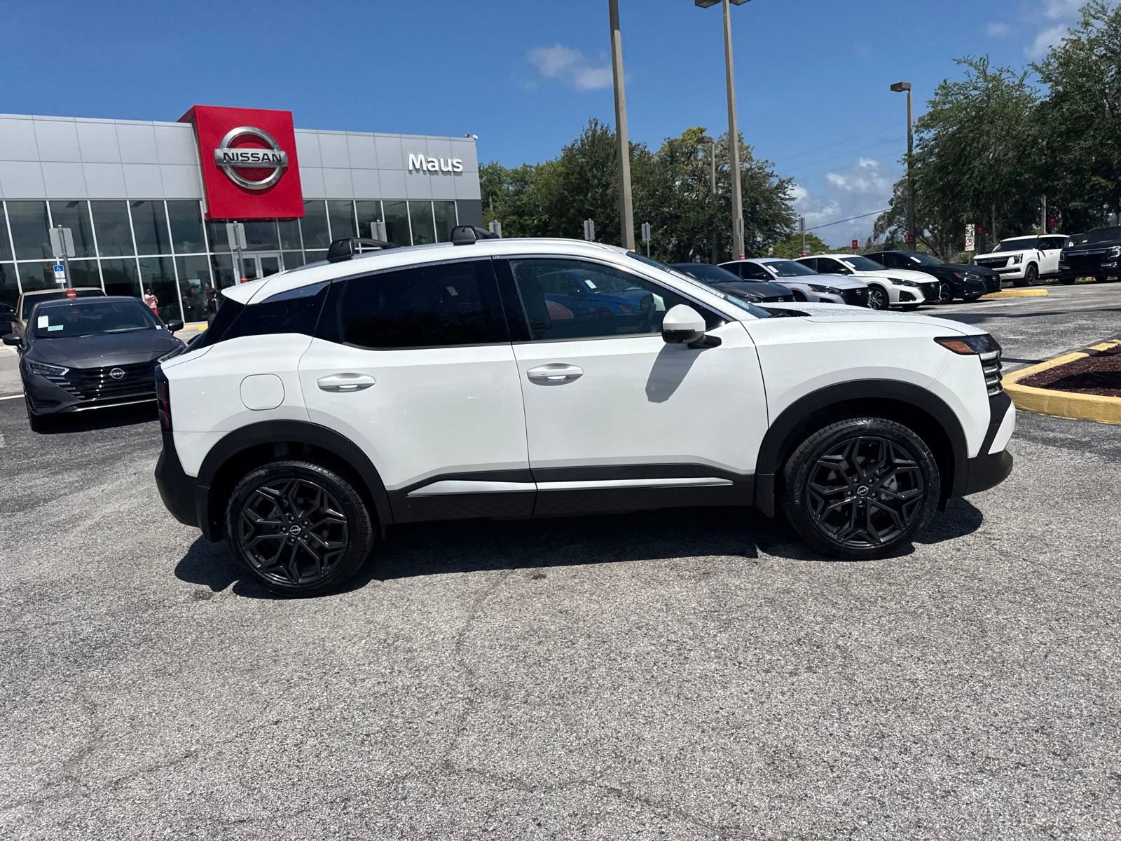 2025 Nissan Kicks SR photo 3