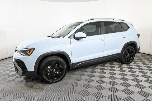 2025 Volkswagen Taos SE photo 3