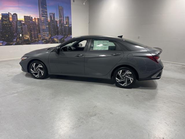 2025 Hyundai Elantra SEL Sport photo 2