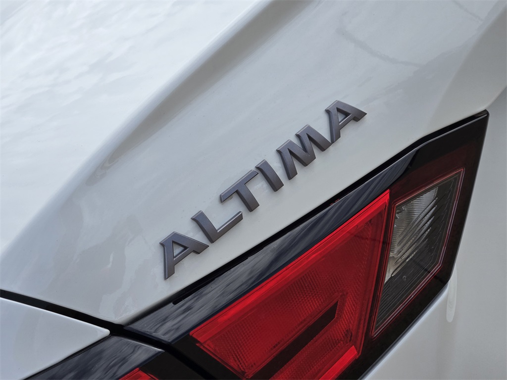 2025 Nissan Altima SR photo 4