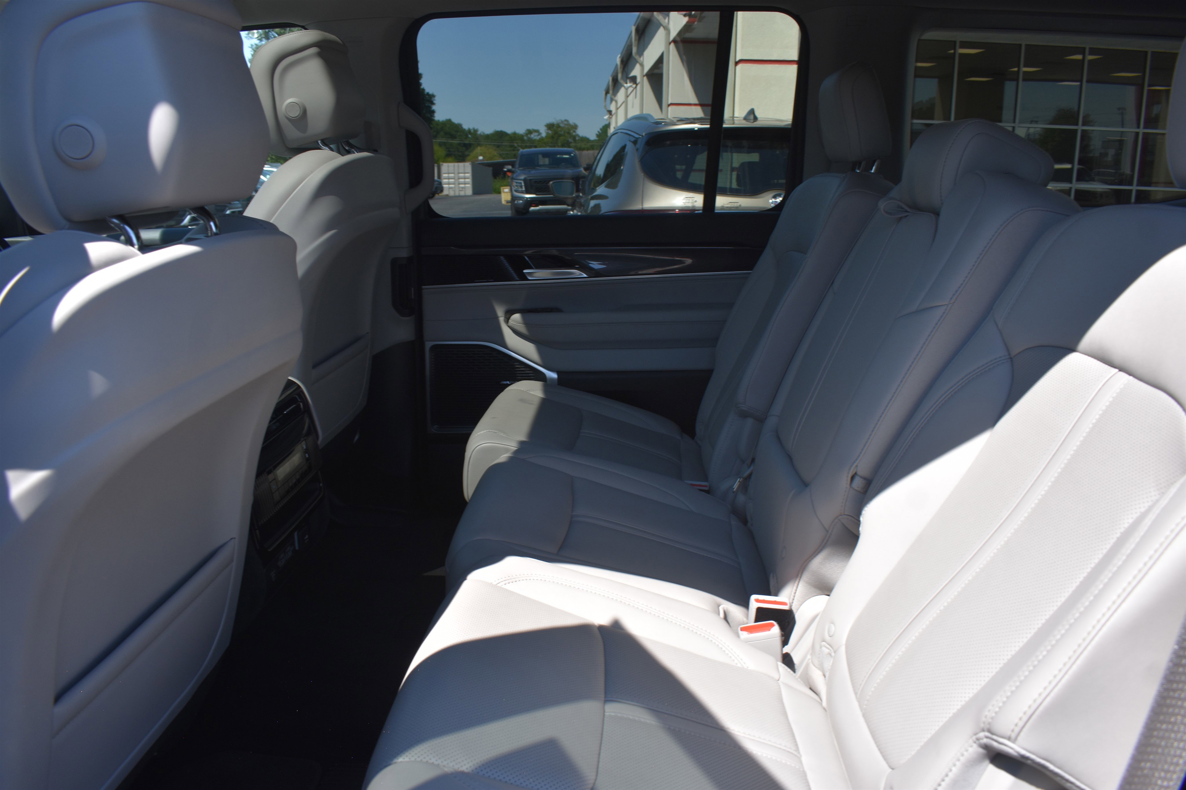 2024 Jeep Wagoneer Base photo 7
