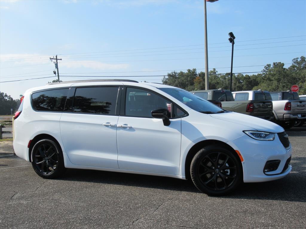 2026 Chrysler Pacifica photo 2