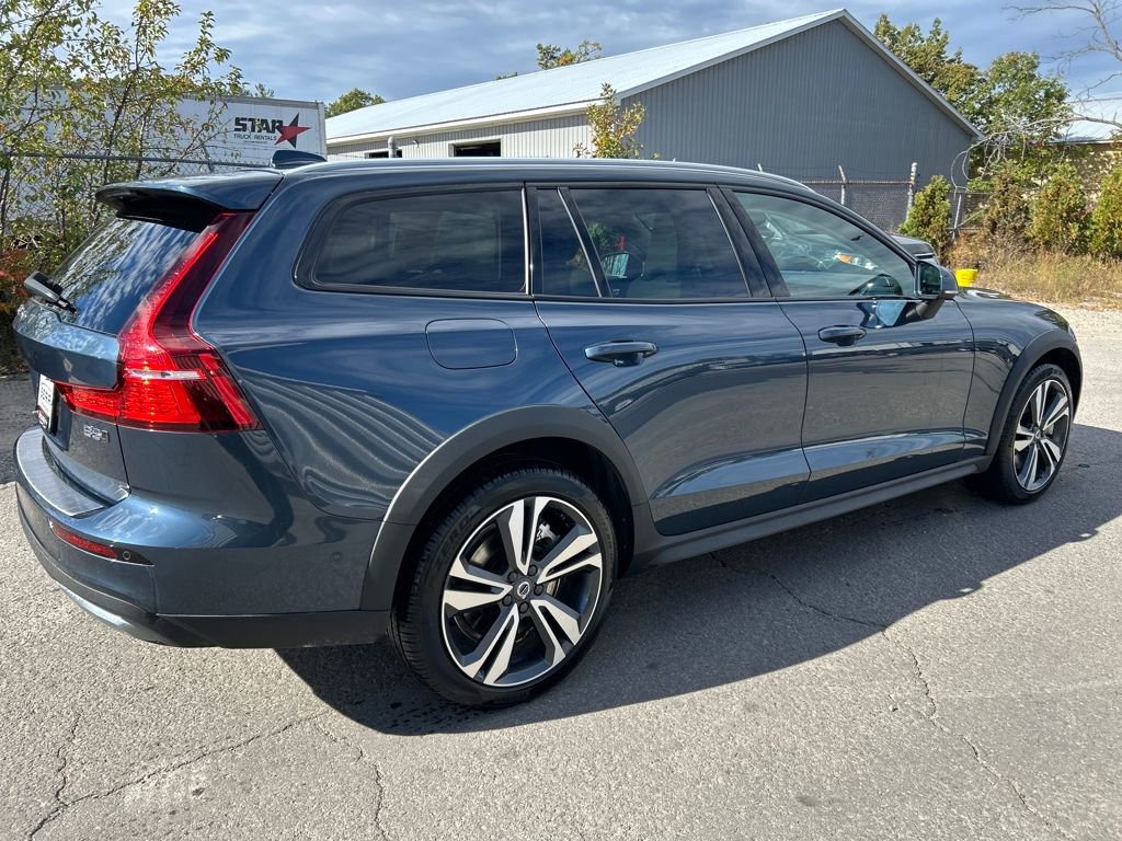 2023 Volvo V60 Cross Country B5 Plus photo 4