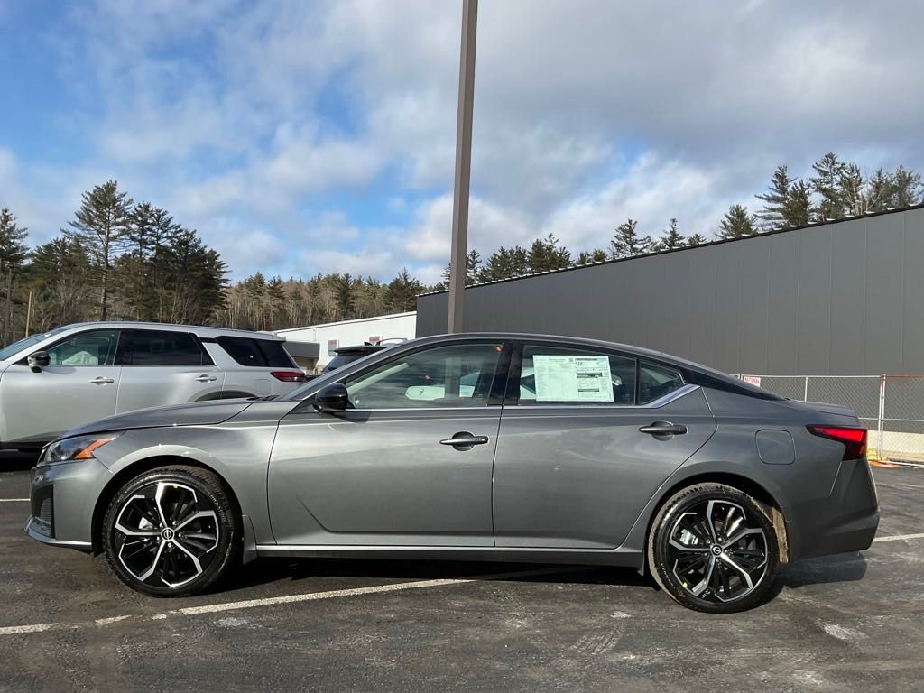 2025 Nissan Altima 2.5 SR photo 4