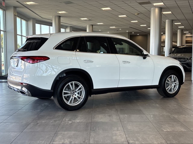 2025 Mercedes Benz GLC 300 photo 3