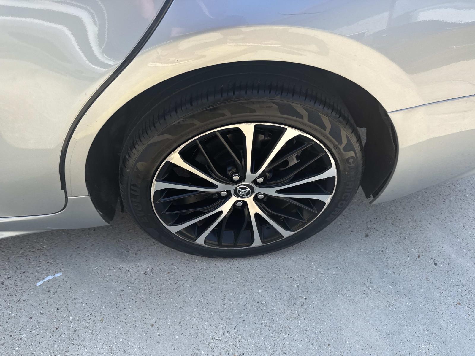 2020 Toyota Camry SE photo 3