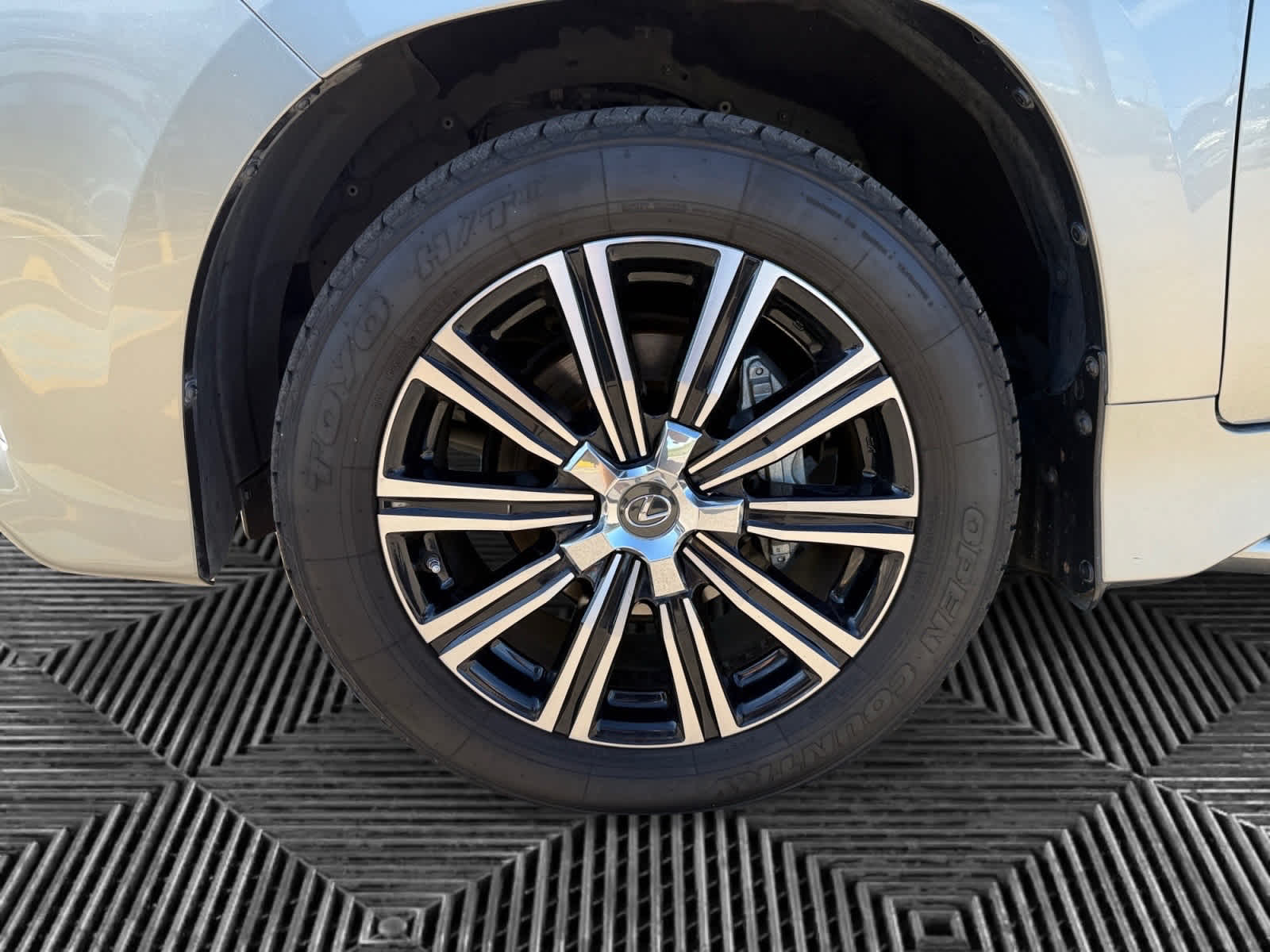 2021 Lexus LX 570 photo 9