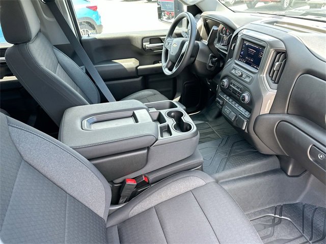 2025 Chevrolet Silverado 2500HD Custom photo 10