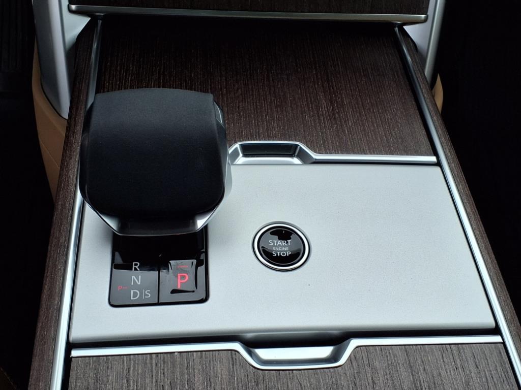 2025 Land Rover Range Rover SE photo 12