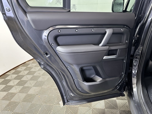 2025 Land Rover Defender 110 S photo 15