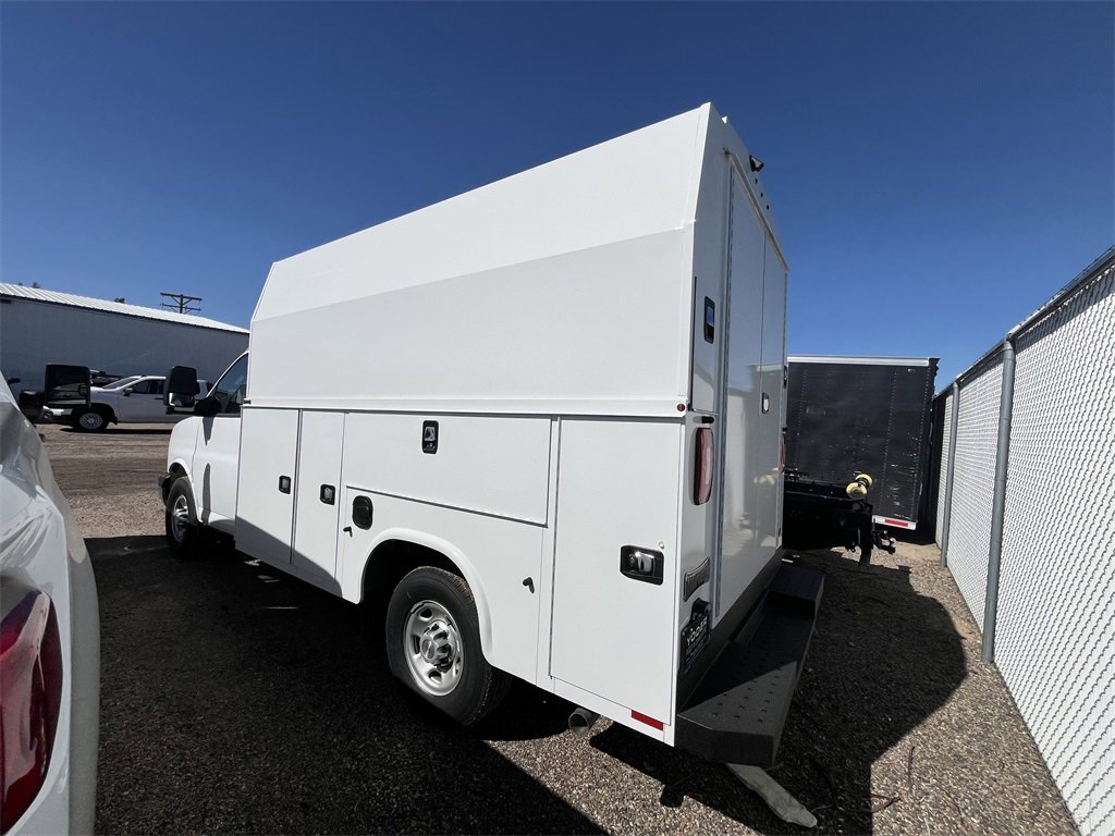 2025 Chevrolet Express Cutaway 3500 photo 2