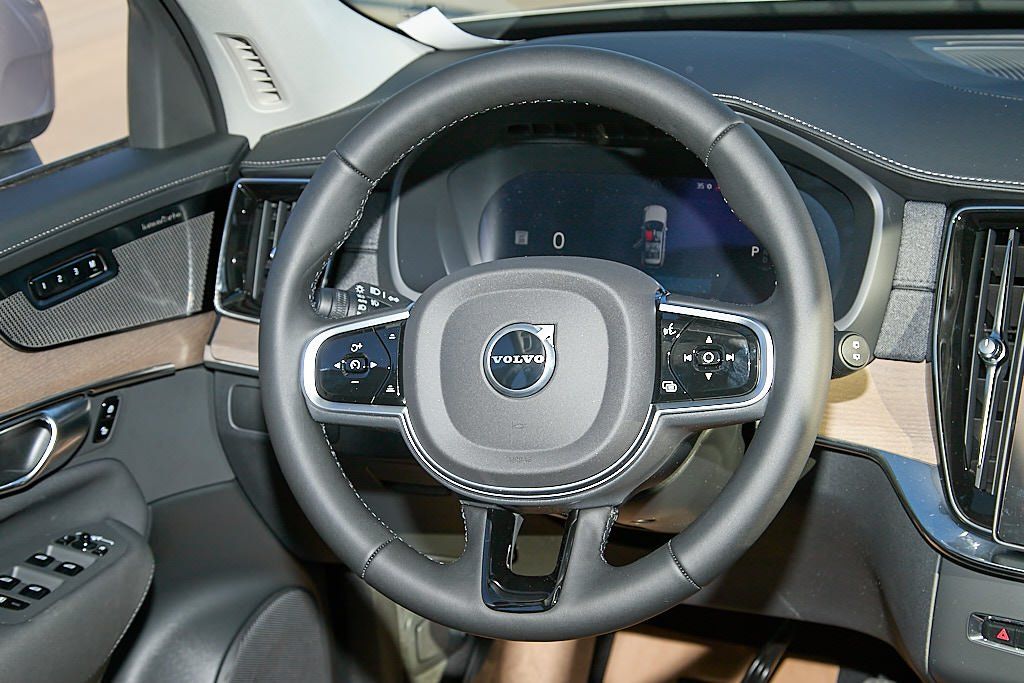 2026 VOLVO XC90 - Image 25