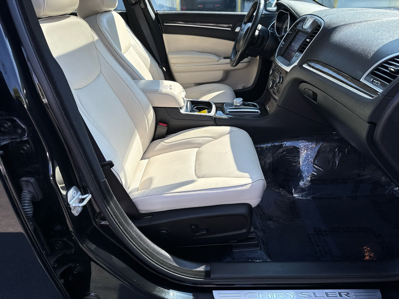 2022 Chrysler 300 Touring L photo 12