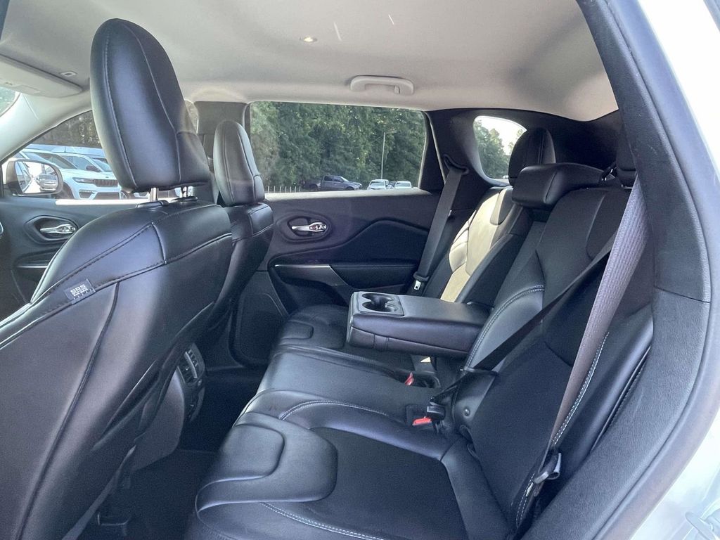 2019 Jeep Cherokee Latitude photo 19