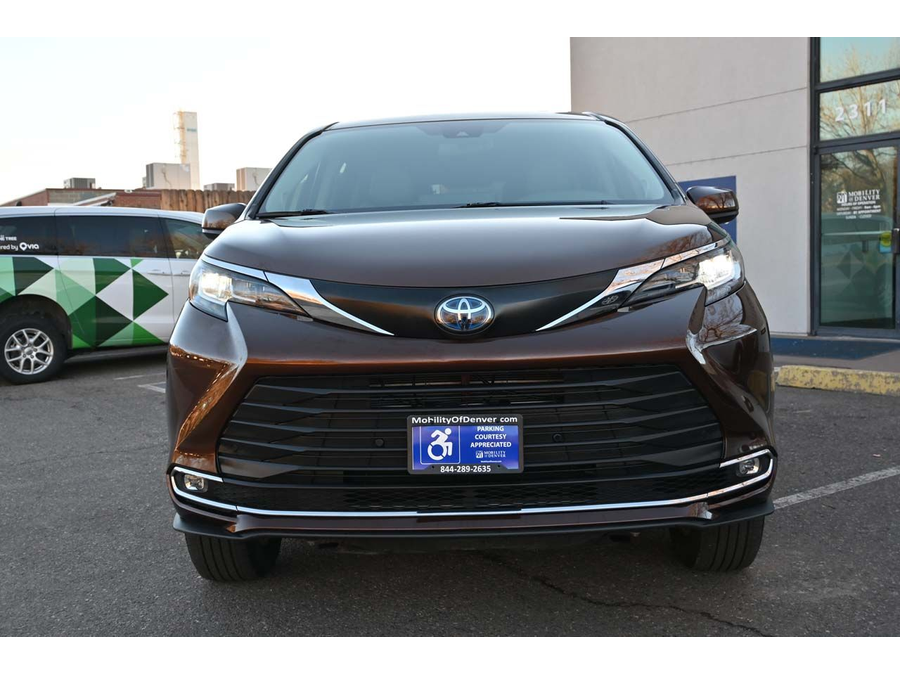 2022 Toyota Sienna XLE photo 4