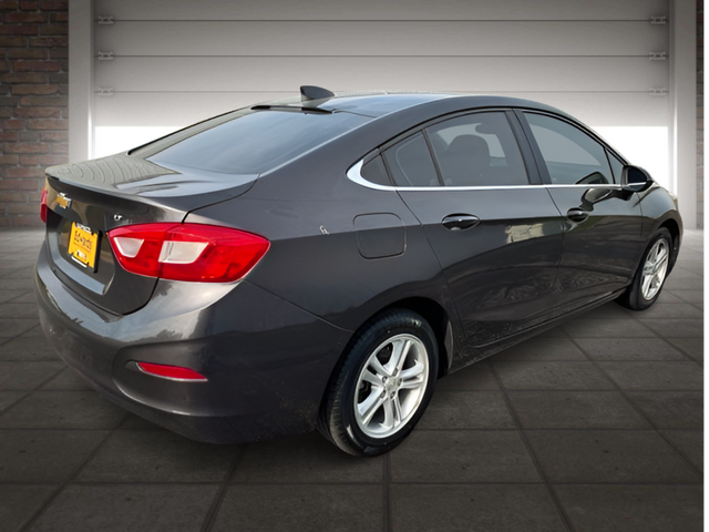 2017 Chevrolet Cruze LT photo 3