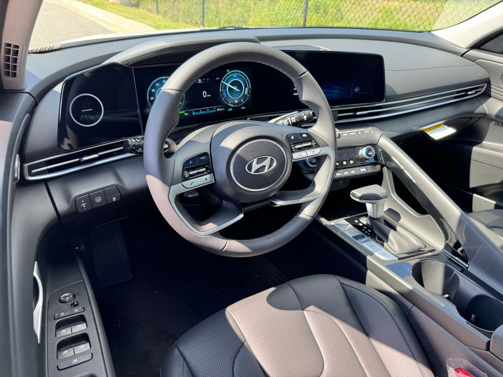 2025 Hyundai Elantra Hybrid Limited photo 2
