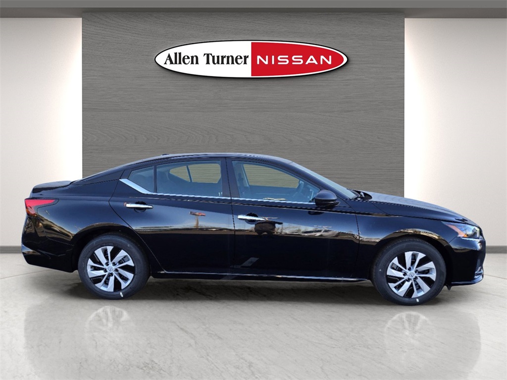 2025 Nissan Altima S photo 3