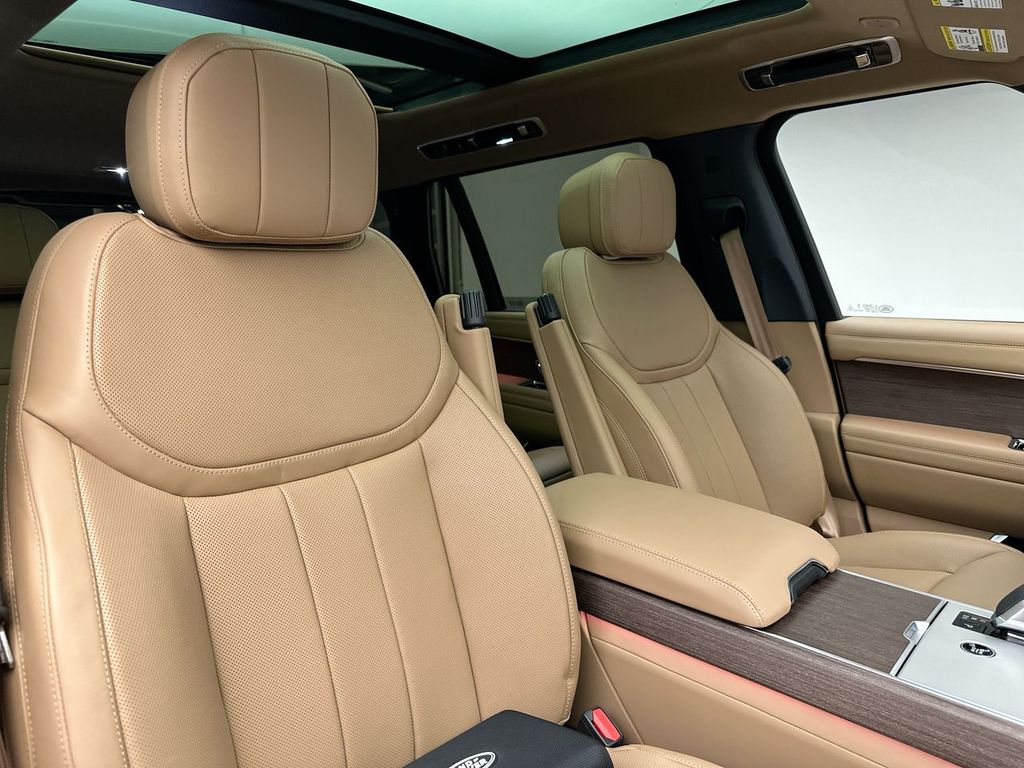 2025 Land Rover Range Rover SE photo 4
