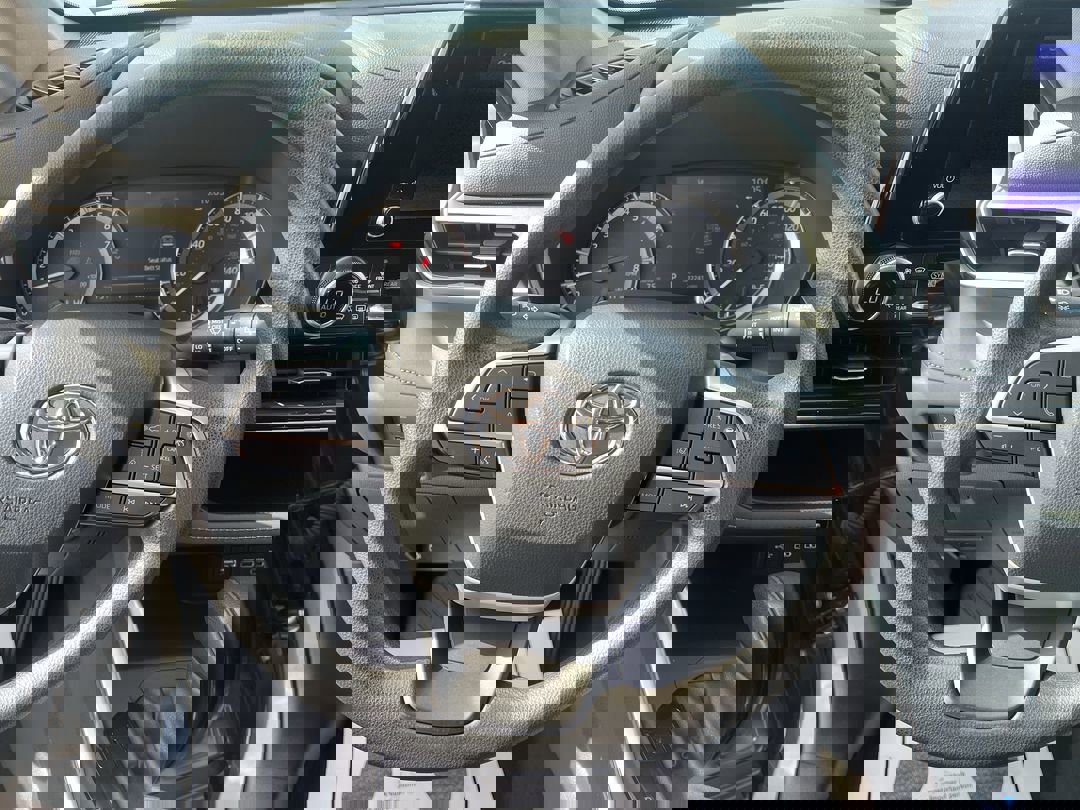 2023 Toyota Highlander L photo 16