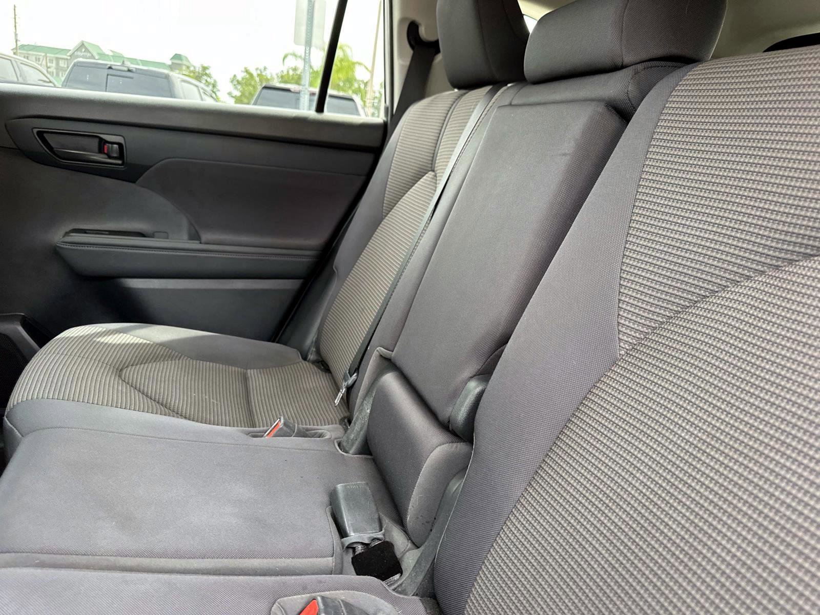 2022 Toyota Highlander LE Hybrid photo 13