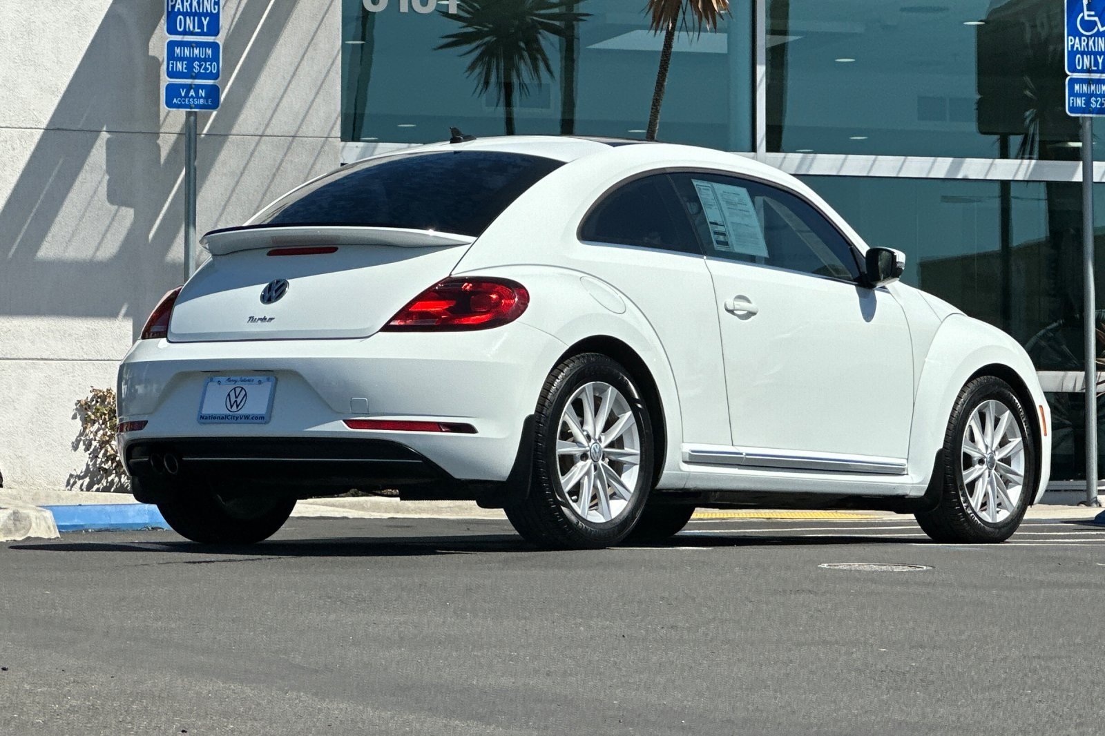 2018 Volkswagen Beetle SE photo 4