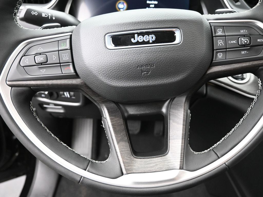 2025 Jeep Grand Cherokee Limited photo 9
