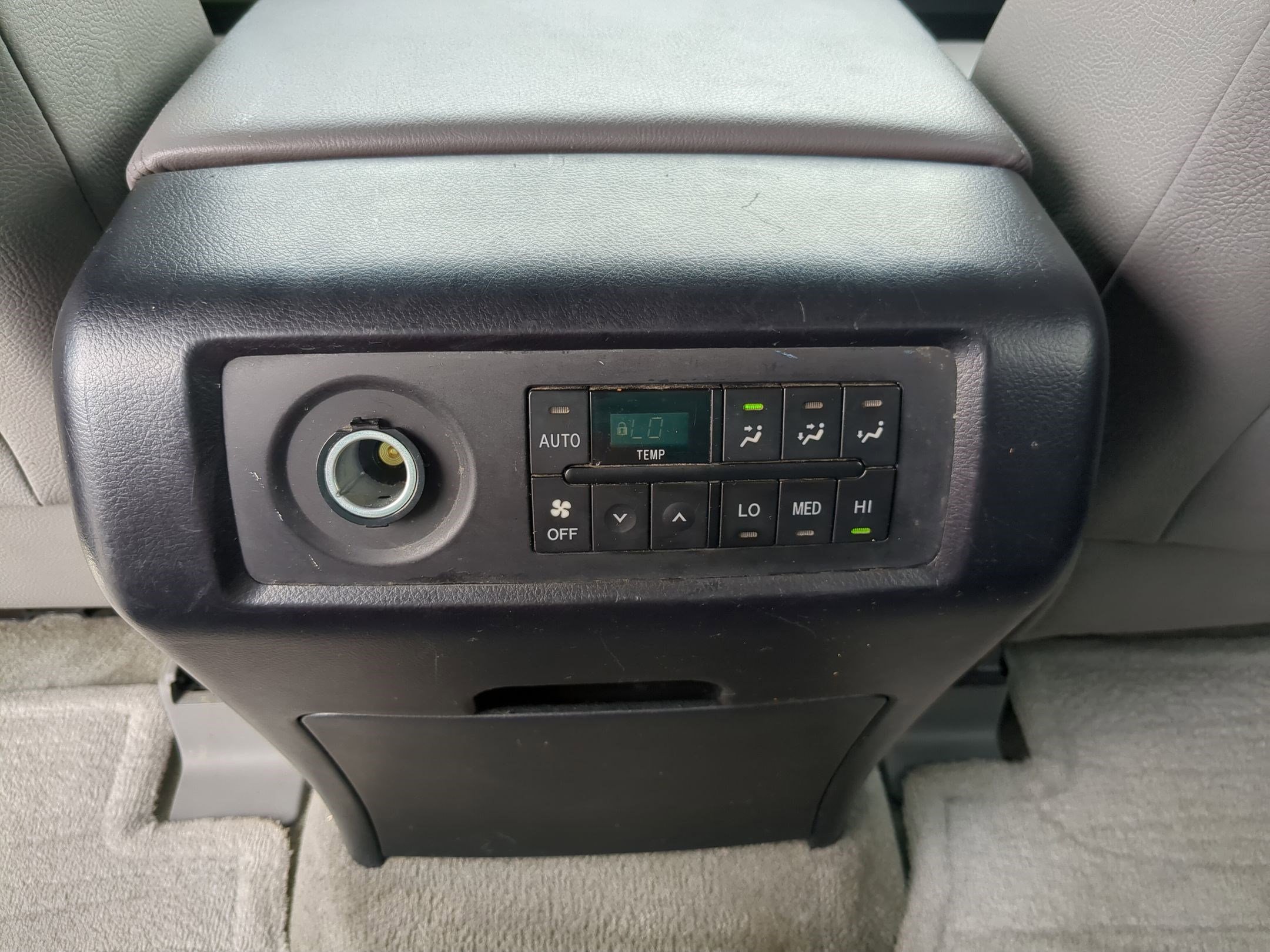 2010 Toyota Sequoia photo 24