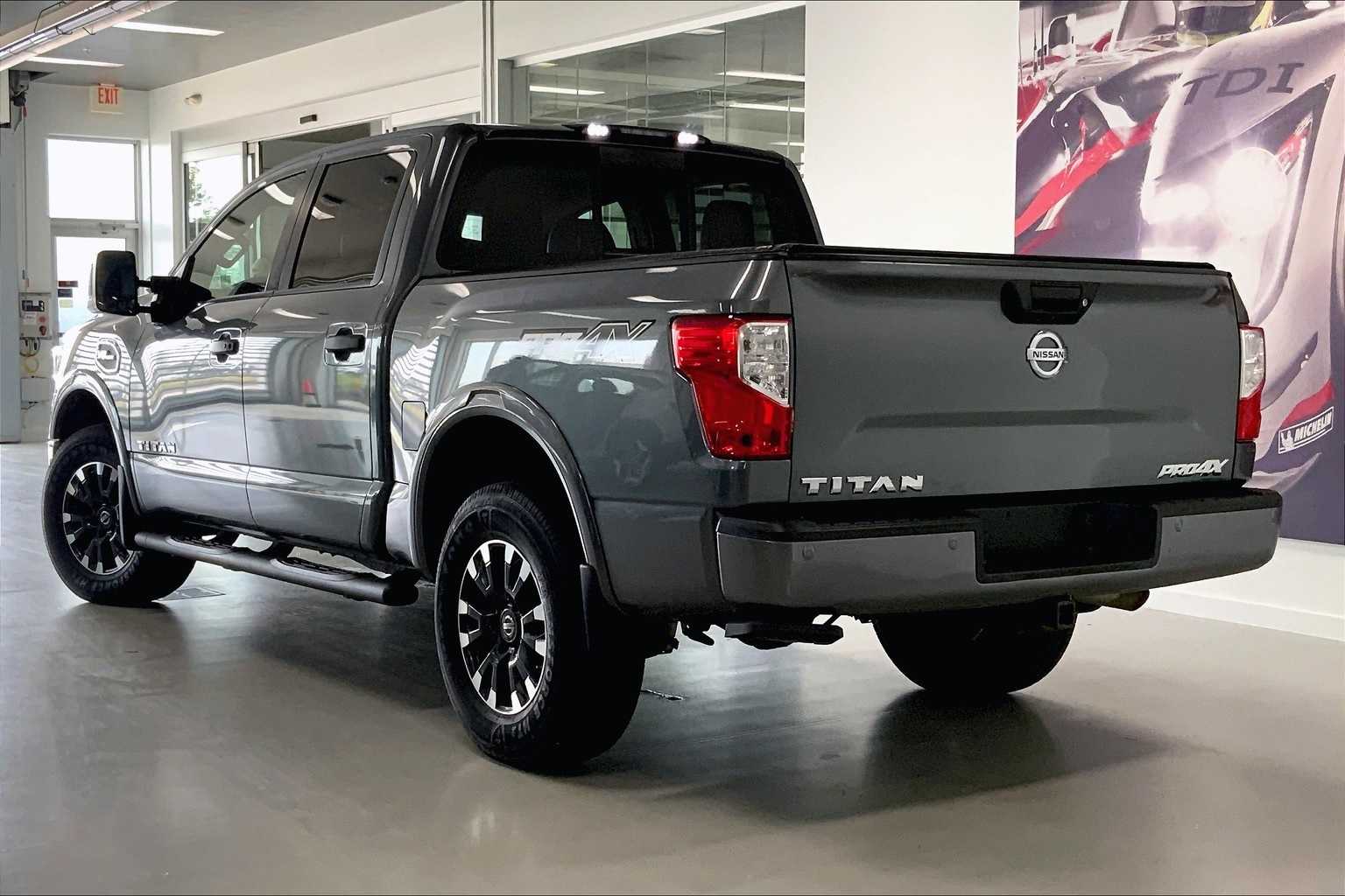 2017 Nissan Titan PRO-4X photo 4