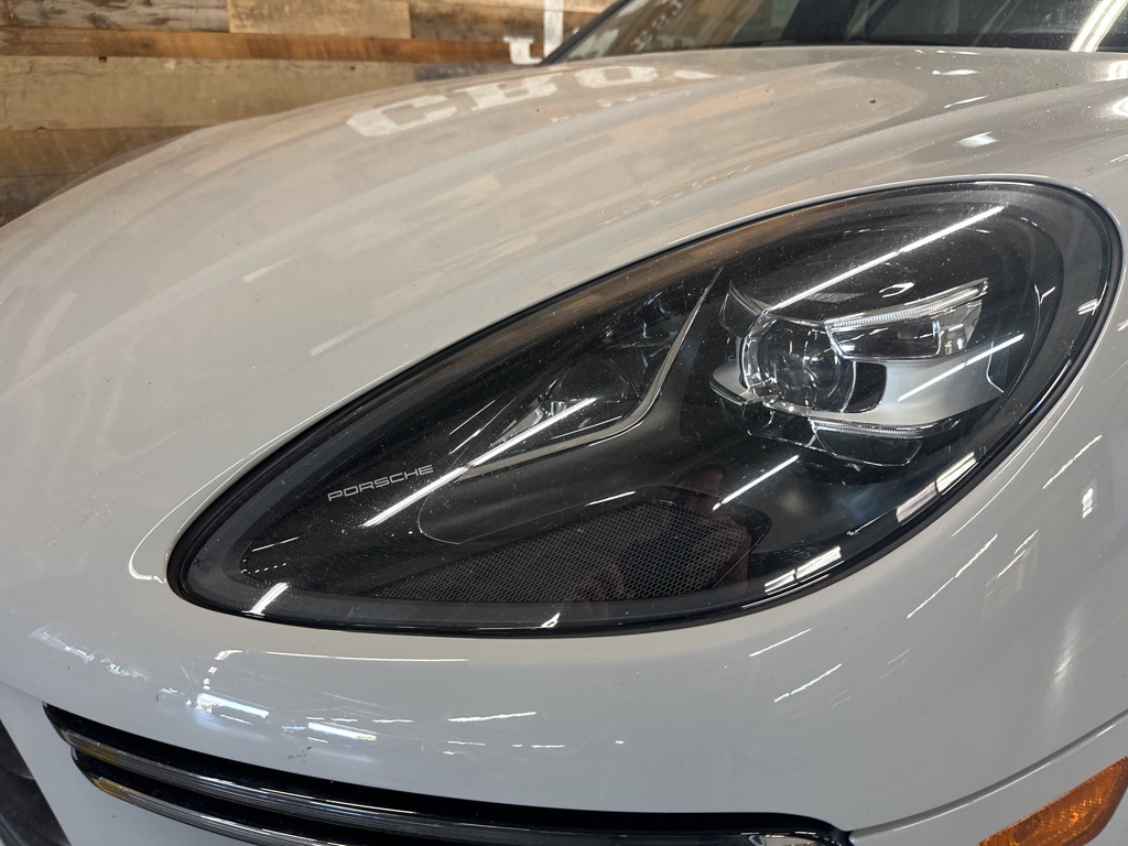 2020 Porsche Macan Turbo photo 2