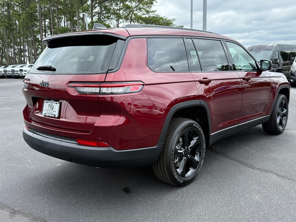 2025 Jeep Grand Cherokee Altitude photo 2
