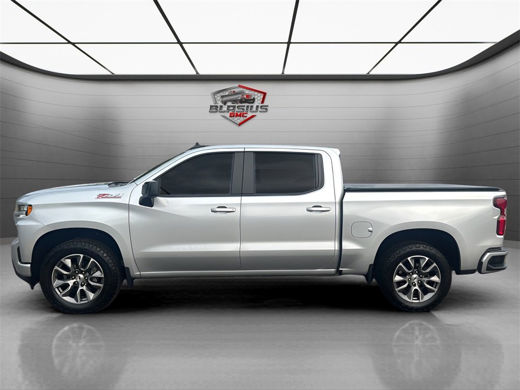 2021 Chevrolet Silverado RST photo 2