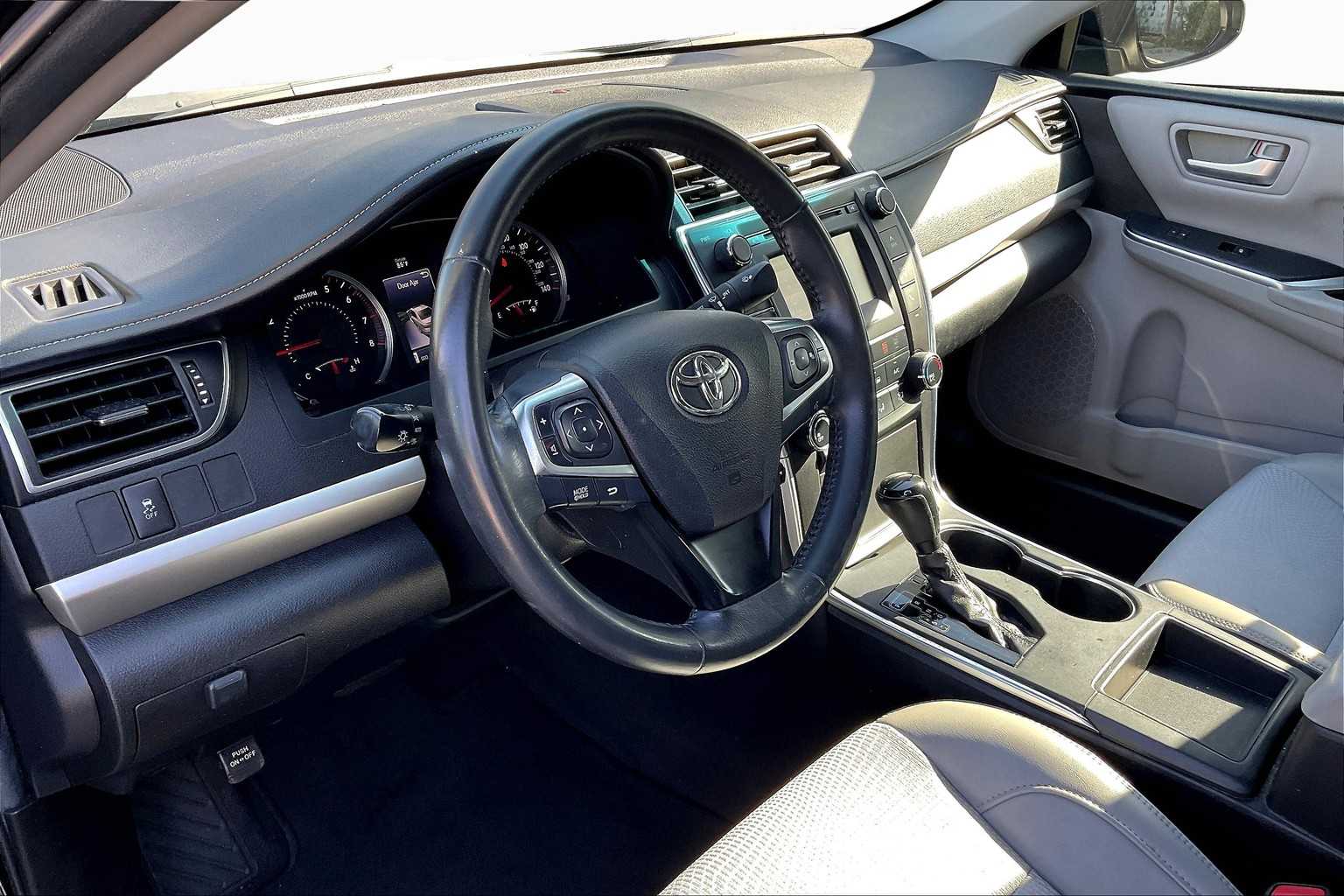 2017 Toyota Camry SE photo 17