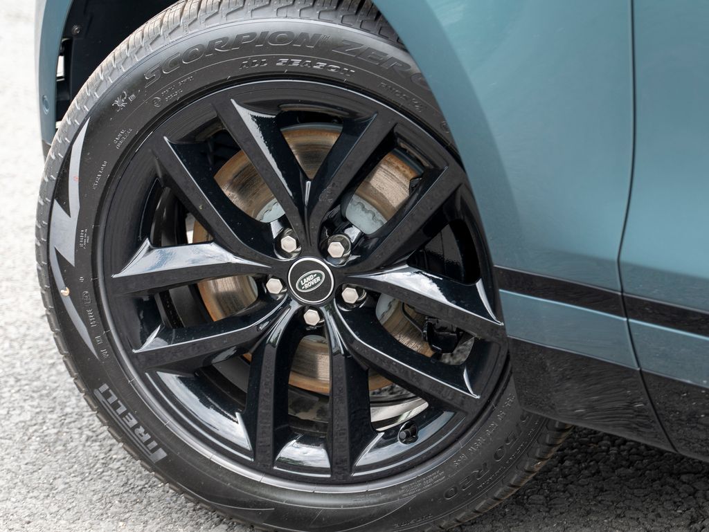 2026 Land Rover Range Rover Velar SE photo 9