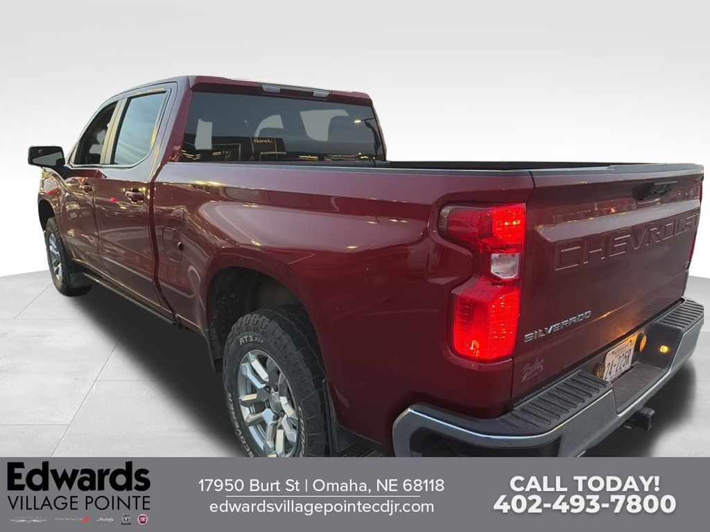 2022 Chevrolet Silverado 1500 LT photo 2