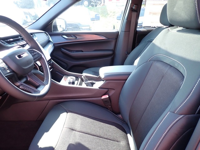 2025 Jeep Grand Cherokee Laredo X photo 10