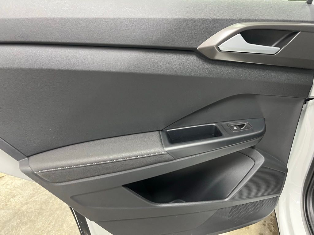 2025 Volkswagen Taos SE photo 20