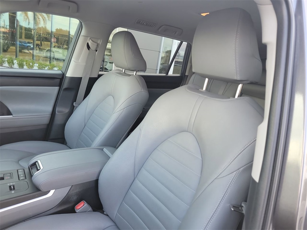 2022 Toyota Highlander LE photo 26