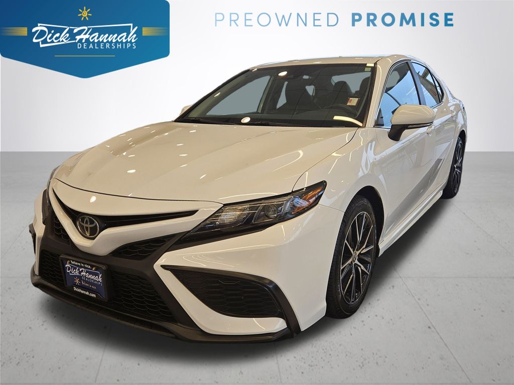 2022 Toyota Camry SE's photo