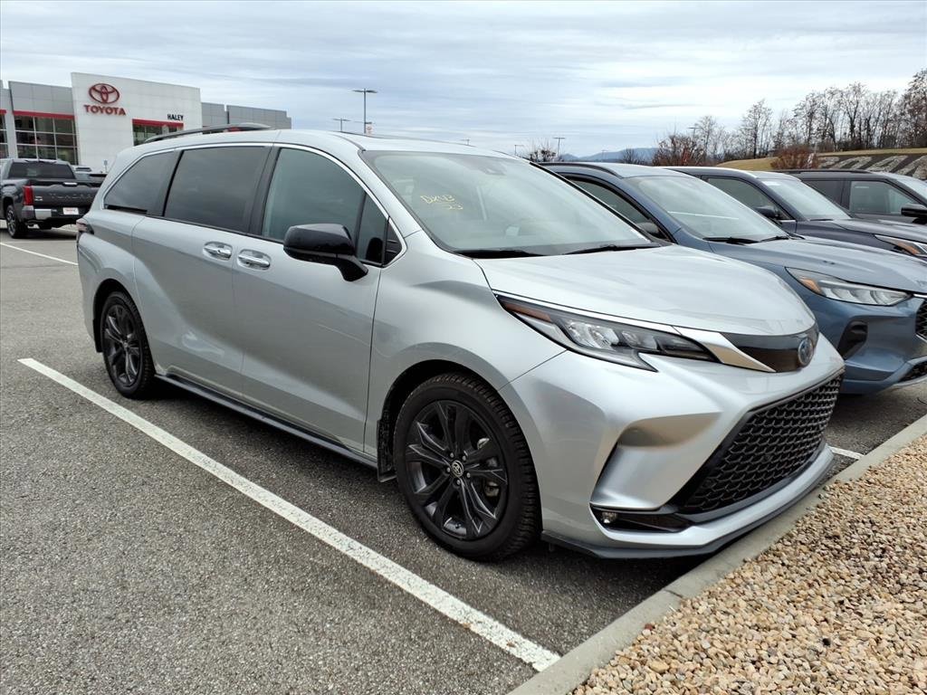 2023 Toyota Sienna XSE's photo