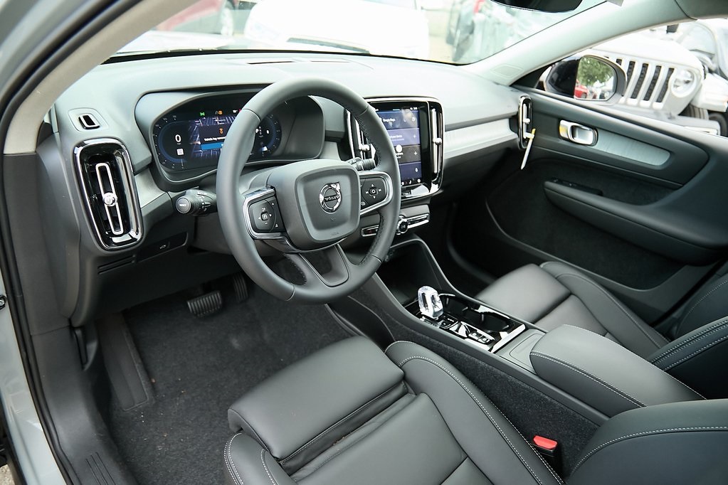 2025 VOLVO XC40 - Image 11