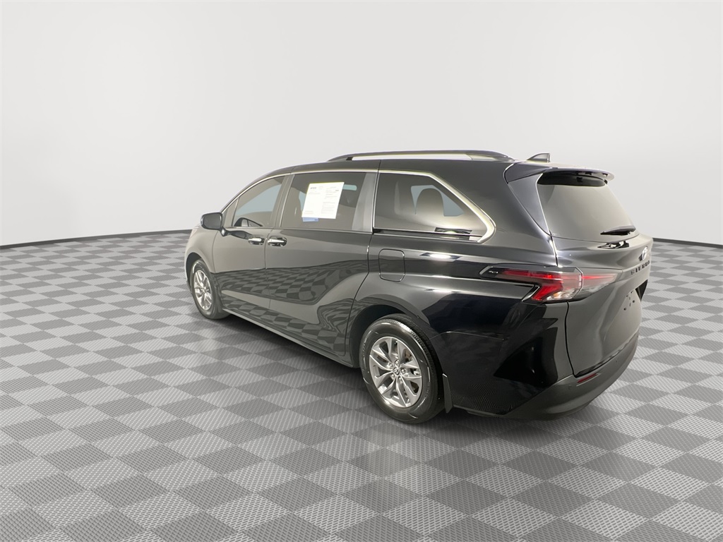 2024 Toyota Sienna XLE photo 4