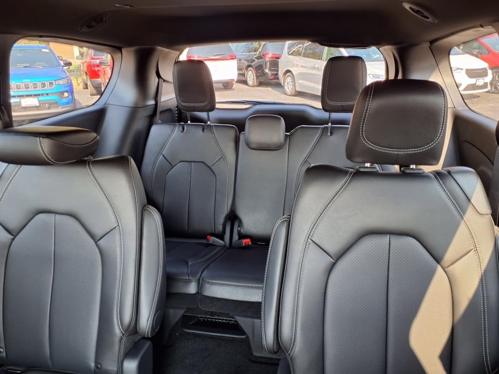 2026 Chrysler Pacifica photo 14